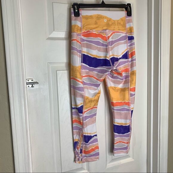 Lululemon Women's True Self Crop Bleacher Stripe White Iris Flower Size 6 - Picture 5 of 8